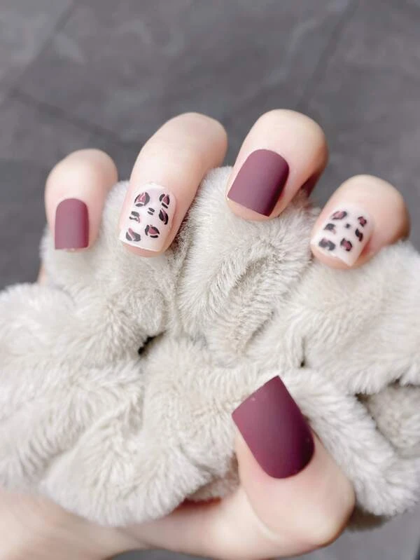 เล็บปลอม สั้น สี่เหลี่ยม เสือดาว & เทปกาว 1 แผ่น & ตะไบเล็บ 1 ชิ้น 24 ชิ้น c-64